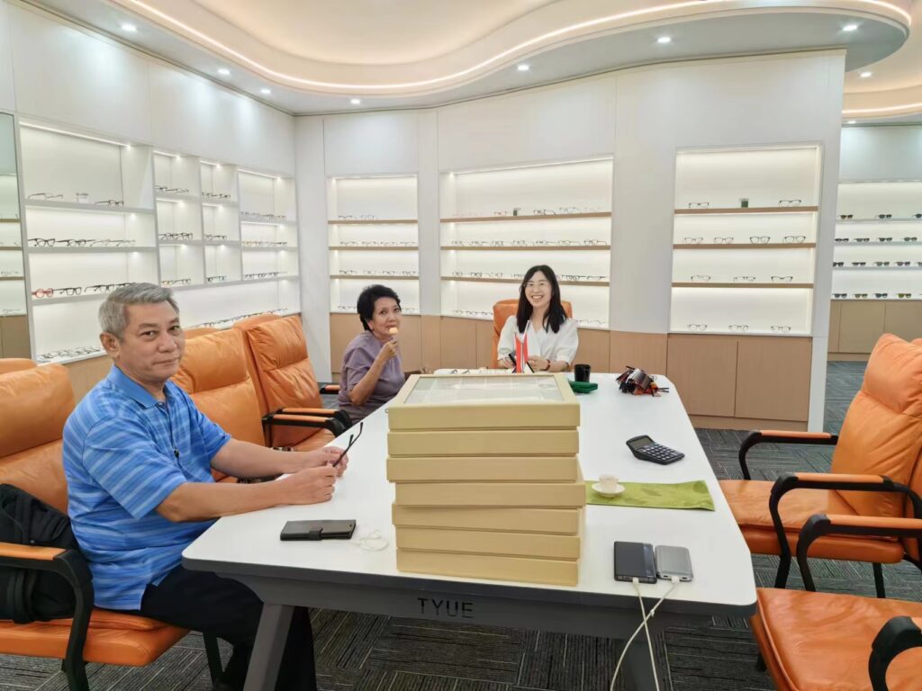 Ouyuan eyewear customer signing contract site