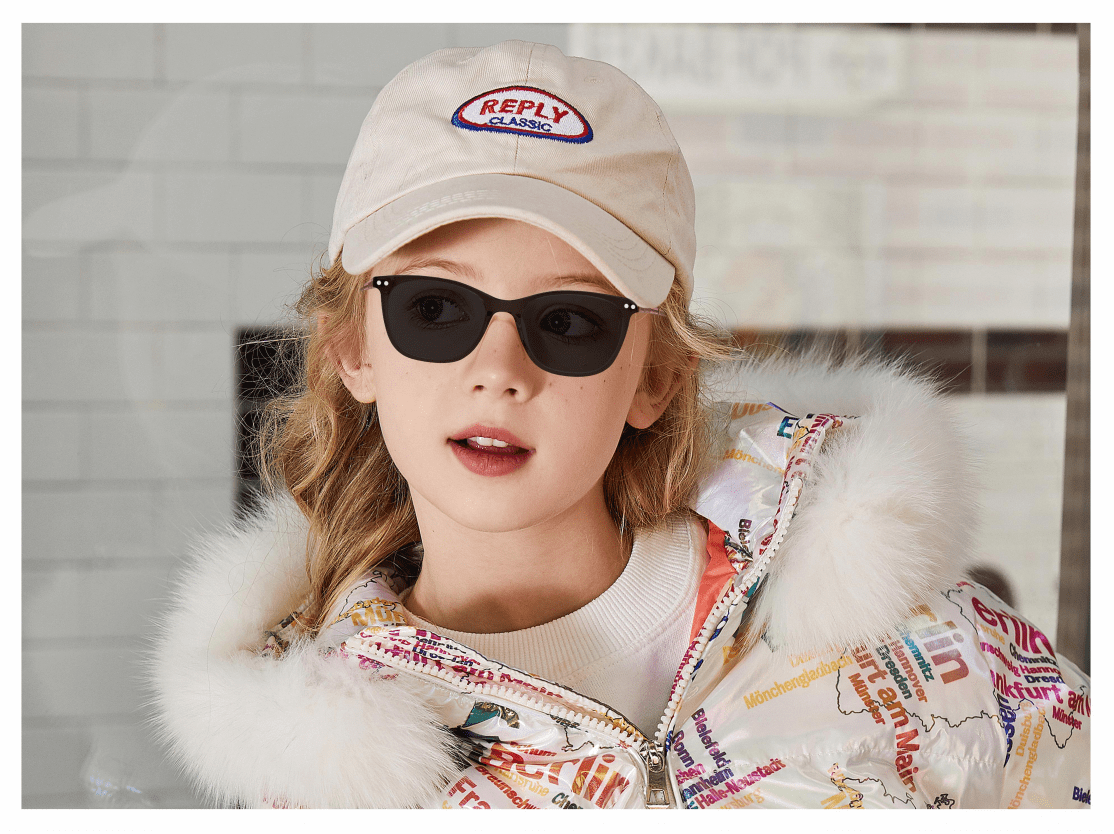 small girl model, glasses frame and clip-on, hat, down jacket, glasses display