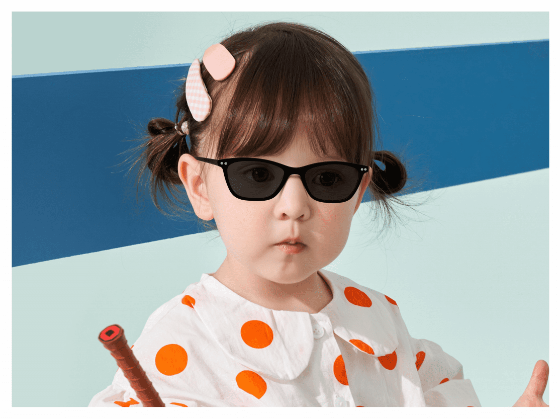 Children's model, black sunglasses, black clip-on, white rivets, orange spot blouse